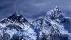 Nearly 1,000 people trapped on Mount Everest slopes
